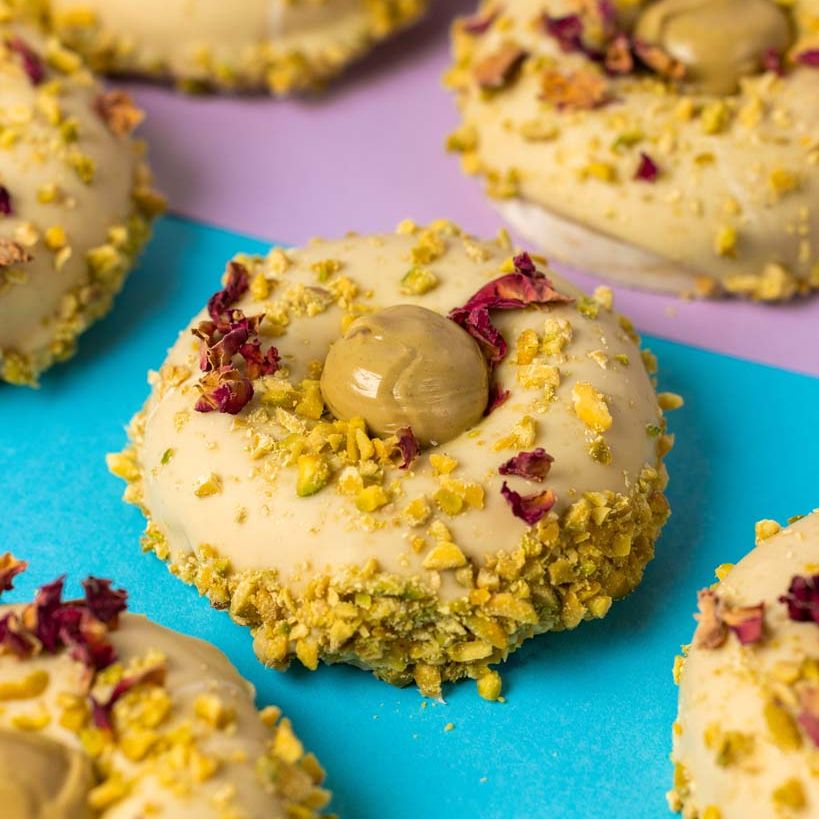 "Baked Rizz-tachio" glutenfreundliche Mini-Kuchen-Donut Geschenkbox (12 Stück)